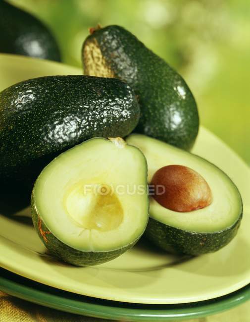 Avocado fresco con metà — Foto stock