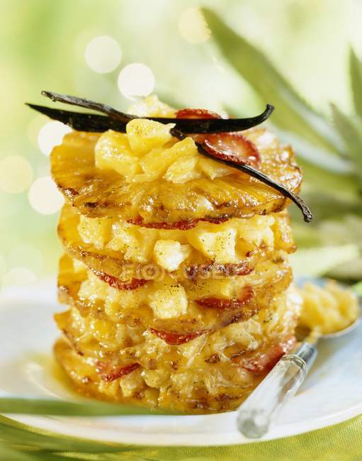 Ananas arrosto e fragole — Foto stock