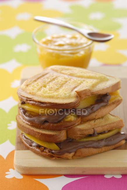 Поджаренный сэндвич с манго — стоковое фото