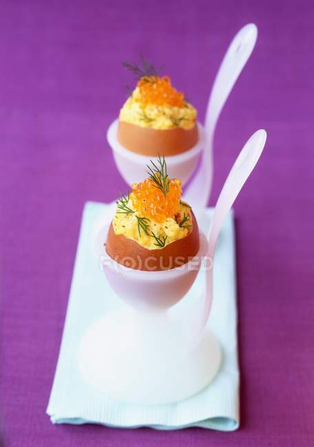 Huevos revueltos con huevas de eneldo y trucha - foto de stock