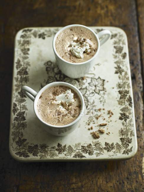 Чашки горячего шоколада со сливками — стоковое фото