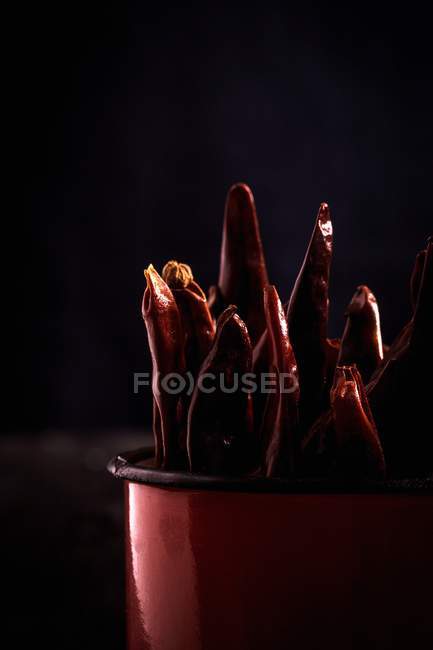 Pimentas vermelhas na xícara — Fotografia de Stock