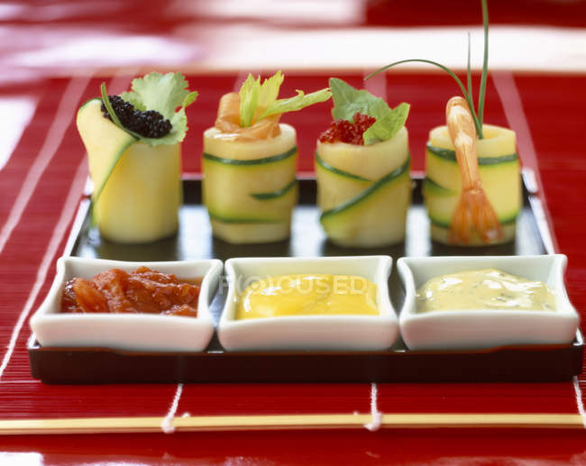 Courgette sushi and sauces — Stock Photo