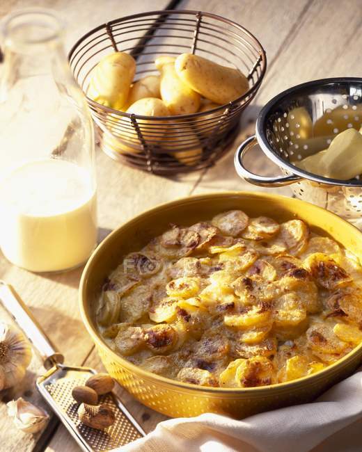 Крупный план французского блюда Gratin Dauphinois с нарезанным картофелем, запеченного в молоке — стоковое фото