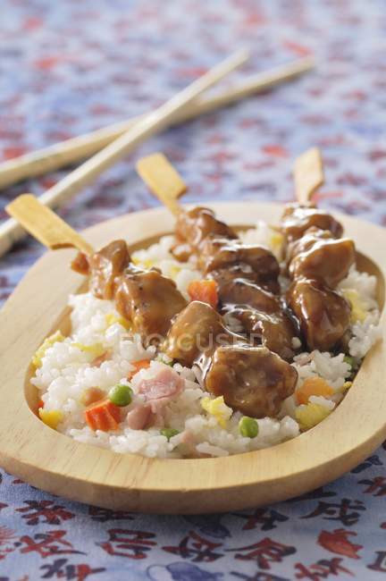 Chicken brochettes with cantonese rice — Stock Photo