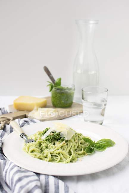 Spaghettis pasta con pesto y albahaca - foto de stock