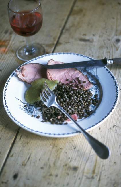 Lentilhas pretas com porco — Fotografia de Stock