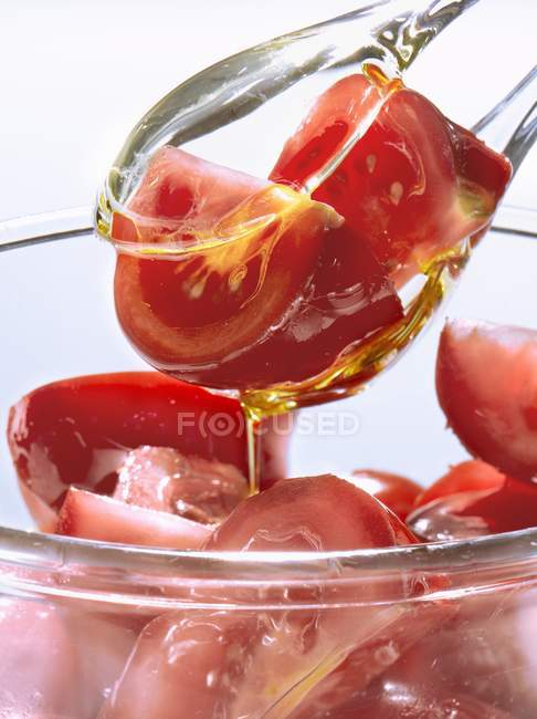 Tomatensalat in Löffeln — Stockfoto