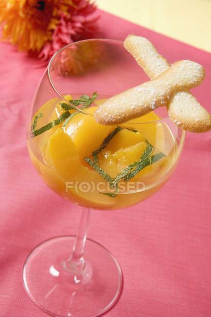 Peach salad with biscuits — Stock Photo