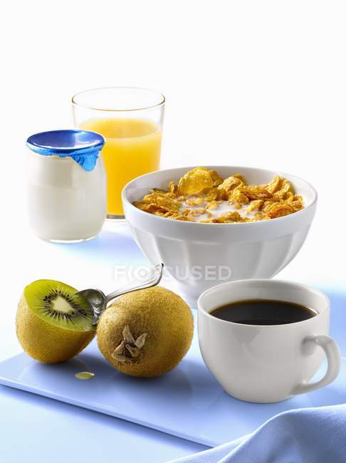 Vista de close-up de mingau de cereal ordenhado com kiwis, café e suco de laranja — Fotografia de Stock