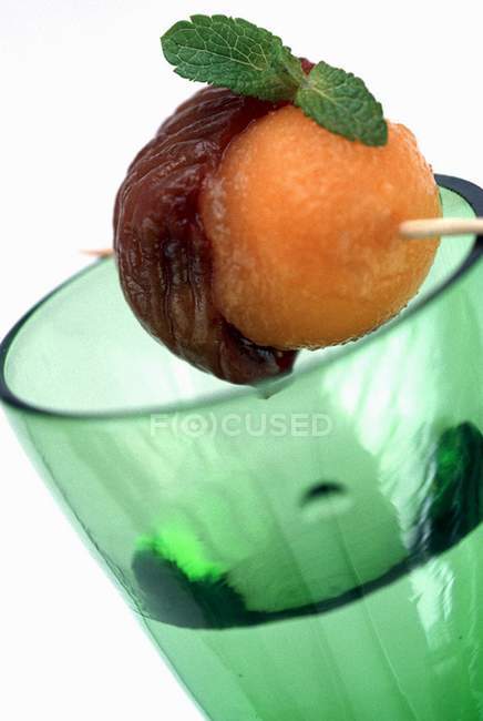 Напій з фруктовим шампуром на білому тлі — стокове фото
