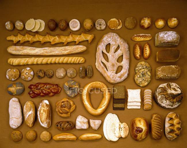 Выбор хлеба за столом — стоковое фото