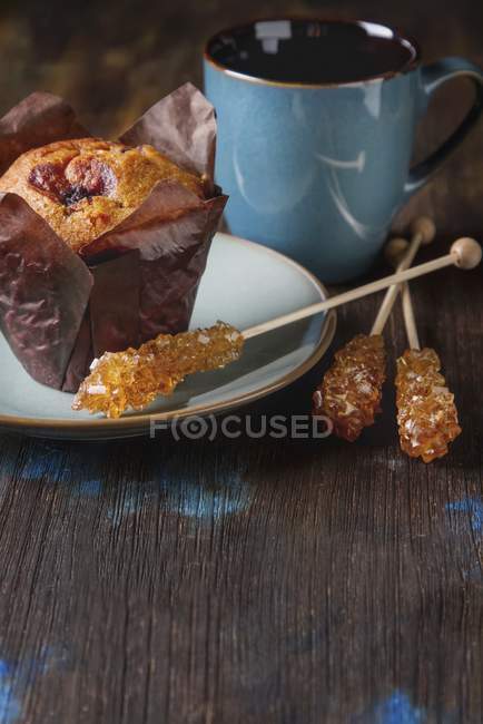Blaubeermuffins und frisches Obst — Stockfoto