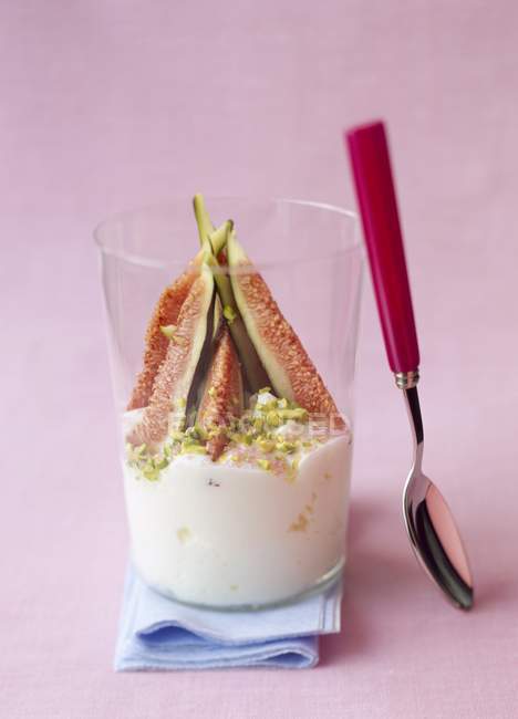 Fromage blanch with figs and pistachios — Stock Photo