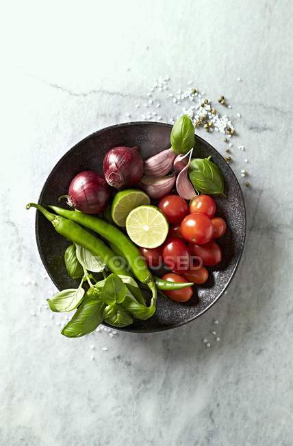 Legumes, manjericão e limão de um prato vegetal em uma chapa — Fotografia de Stock