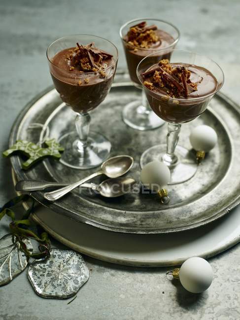 Schokoladenmousse mit Schokoladenflocken belegt — Stockfoto