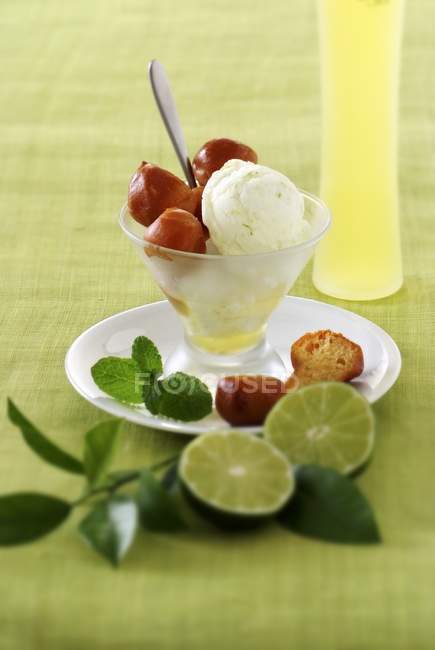 Limoncello ice cream — Stock Photo