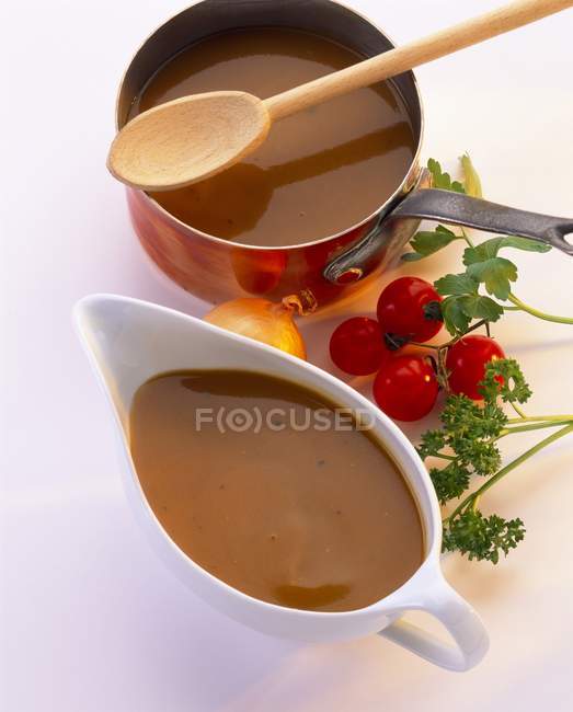 Vista ravvicinata della salsa armoricaine con pomodori, cipolla ed erbe sulla superficie bianca — Foto stock