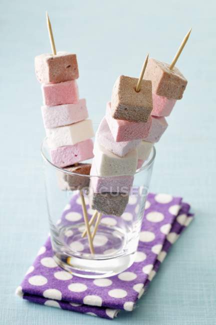 Brochettes di marshmallow su bastoncini — Foto stock