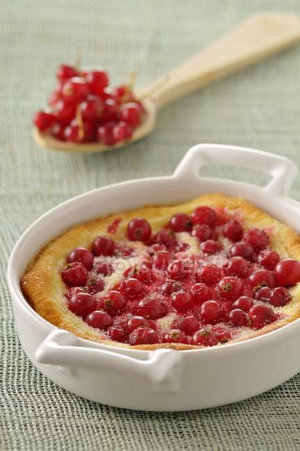 Redcurrant batter pudding — Stock Photo