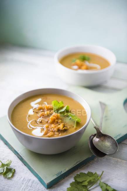 Пряный чечевичный суп с тмином и кориандром — стоковое фото