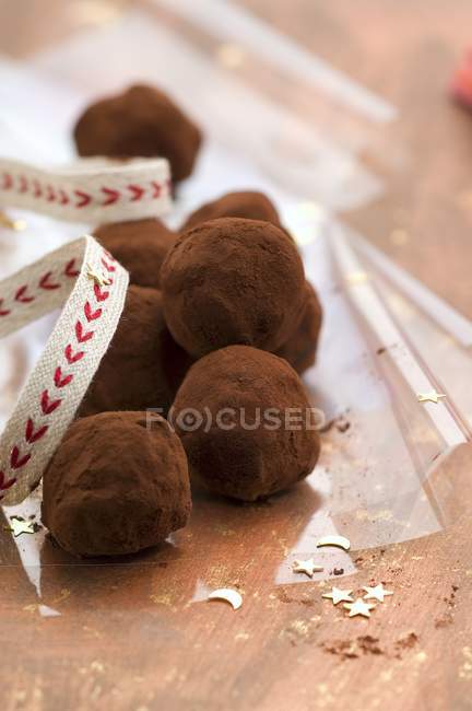 Truffes au chocolat avec ruban — Photo de stock