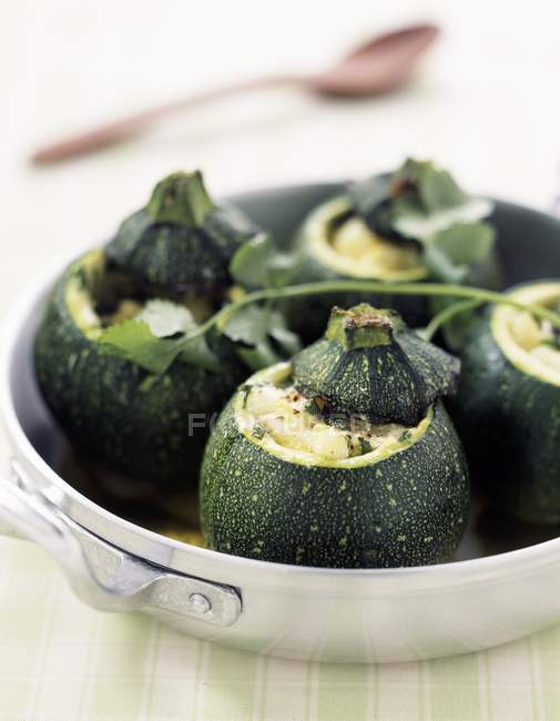 Runde Zucchinis mit Mozzarella — Stockfoto