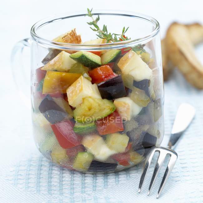 Gemüse und Reblochon-Salat — Stockfoto