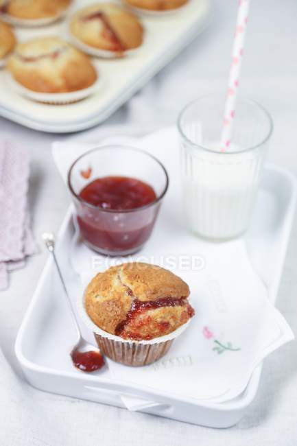 Muffins com engarrafamento de café da manhã — Fotografia de Stock