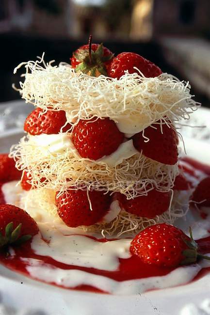 Gâteau en couches croustillant aux fraises et crème — Photo de stock