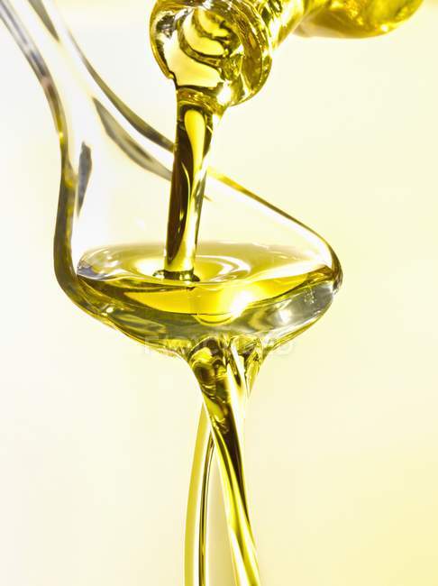 Cucharada de aceite de oliva ecológico y saludable - foto de stock