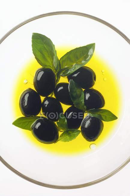 Aceitunas negras en aceite - foto de stock
