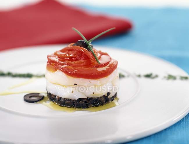 Stockfisch mit Paprika und Olivenöl auf weißem Teller — Stockfoto