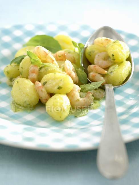 Pâtes gnocchi aux crevettes — Photo de stock