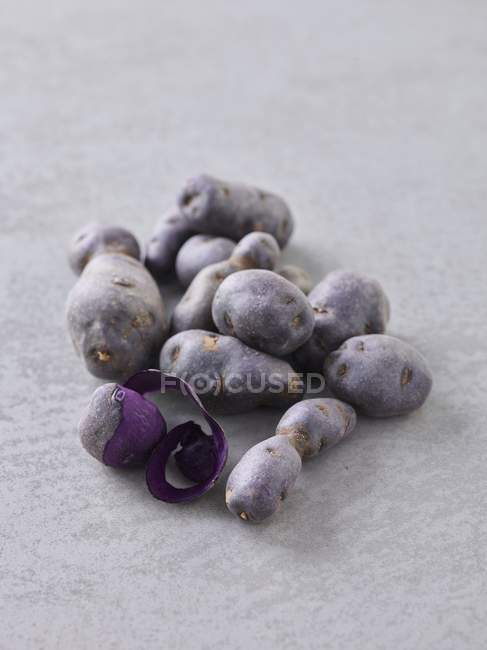 Куча фиолетового картофеля — стоковое фото