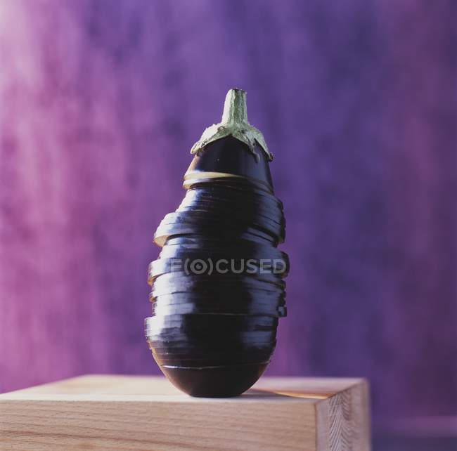 Aubergine sur bureau en bois sur fond violet — Photo de stock