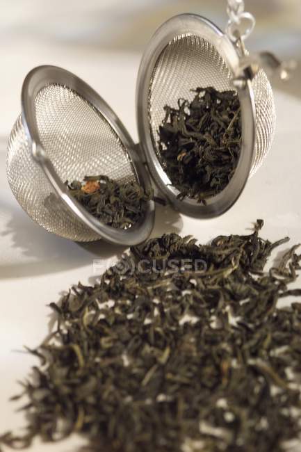 Preparare il tè nel setaccio — Foto stock