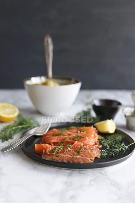 Vista ravvicinata di Gravad lassista con pesce, aneto e limone — Foto stock