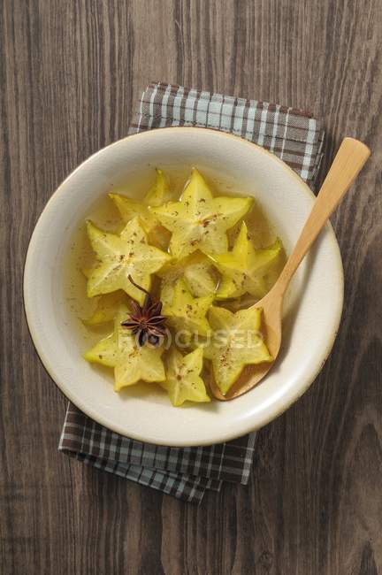 Fish and chips con insalata di fiori — Foto stock