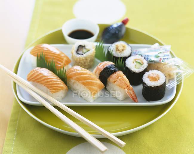 Maki y nigiri sushi - foto de stock