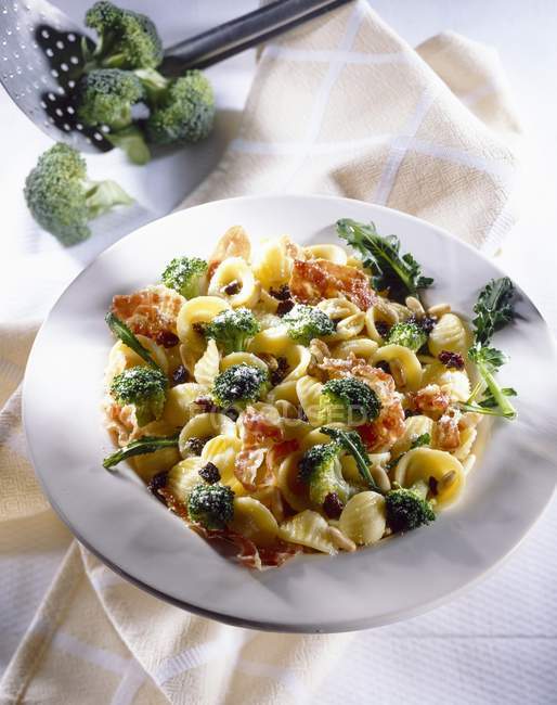 Conchiglie con broccoli e pancetta affumicata — Foto stock