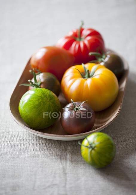 Plato de tomates multicolores - foto de stock