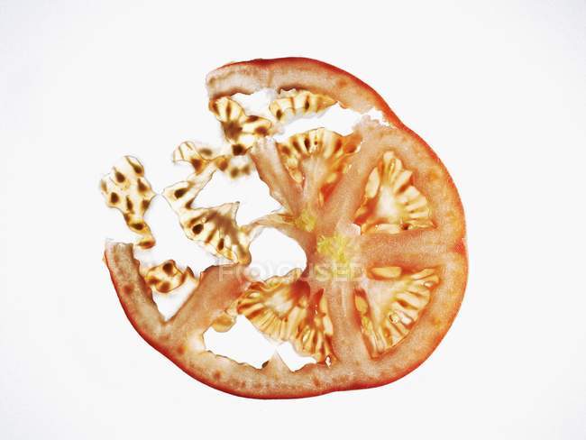 Тонкий кусок помидора — стоковое фото
