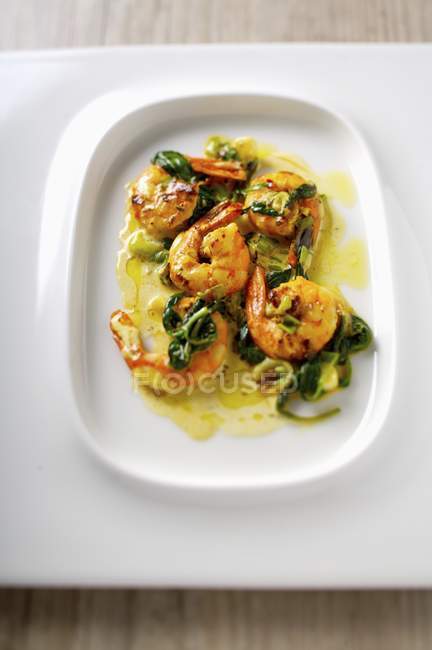 Fricasse au curry aux crevettes et basilic — Photo de stock