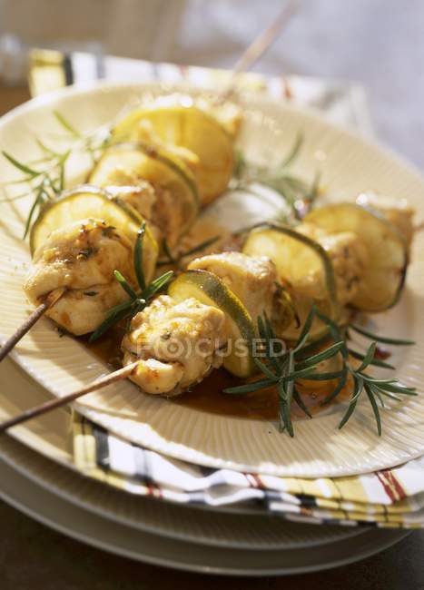Chicken marinated in brochettes — Stock Photo