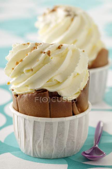 Biscuit tulipe rempli de crème fouettée dans des pots sur tissu — Photo de stock