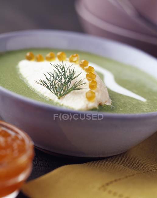 Cress soup with salmon roe — Stock Photo