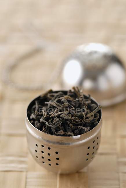 Чайне листя в чайній кулі — стокове фото