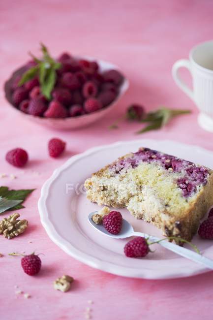 Kuchen mit Himbeeren auf rosa Teller — Stockfoto