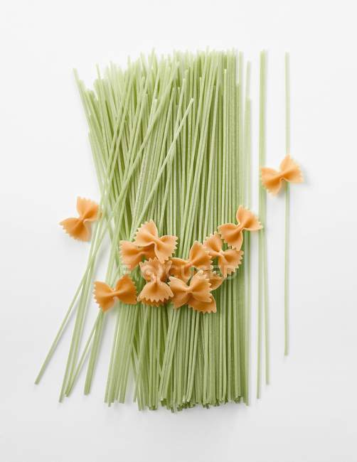 Pâtes spaghetti non cuites à saveur de courgette — Photo de stock